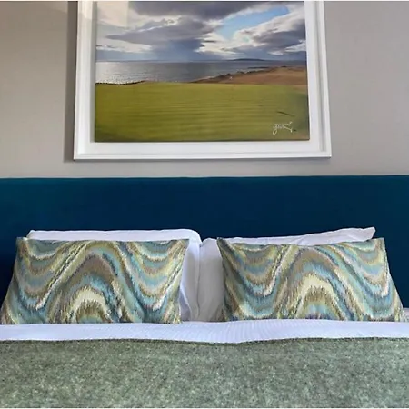 At The Marine فندق