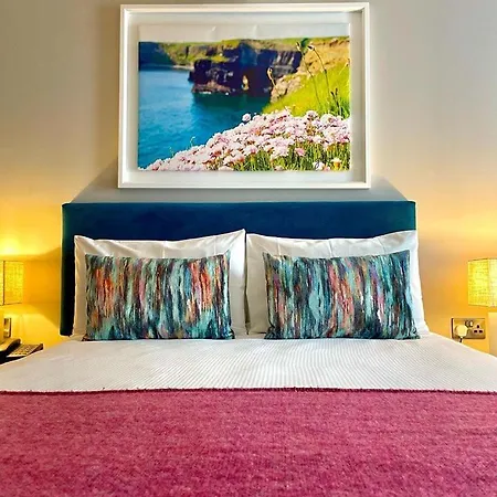 At The Marine מלון