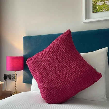 At The Marine فندق