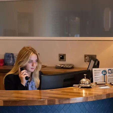 At The Marine فندق