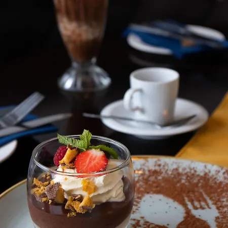 At The Marine فندق 3*